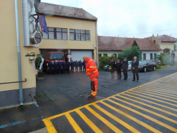 Fejet hajt a mentős