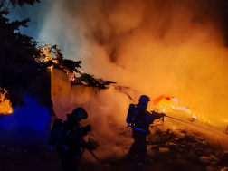 Vízsugárral olt a a tűzoltó