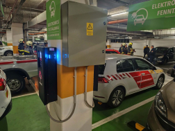 Elektromos autó a képen