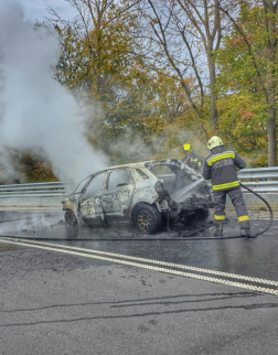 Oltják az autót a tűzoltók