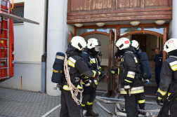 A tűzoltók behatolnak az épületbe