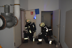 Két villogó lámpa jelzi a füsthatárt