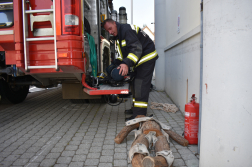 Légzőpalackot cserél a tűzoltó a gyakorlat közben