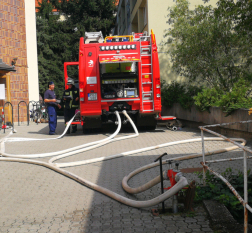 Föld alatti tűzcsapról tűzotógépjármű táplálása