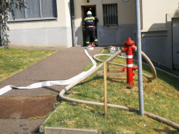 Tűzoltó behatol az épületbe