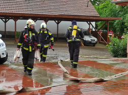 Tűzoltás a gyakorlaton, tömlők összekapcsolva