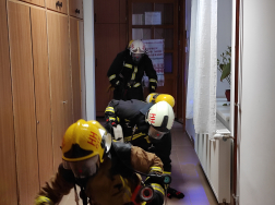 A tűzoltók behatoltak az épületbe