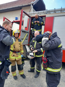 Beöltöznek a tűzoltók a gyakorlatra