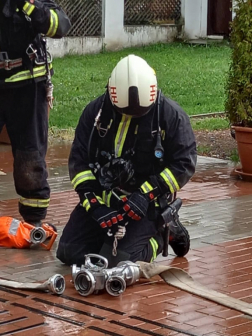 osztóra csatlakozik a sugárral a tűzoltó