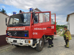 önkéntesek gépjárműfecskendője