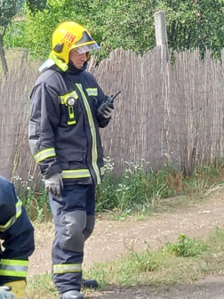 a tűzoltósvezető rádióforgalmazás közben