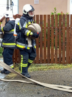 tömlőket cipel a tűzoltó