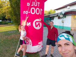 A csapat tagjai pózolnak