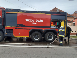 gépjárművet tűzcsapról vízzel feltültötték a tűzoltók