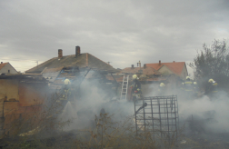 Faszerkezetes épületet oltanak a tűzoltók