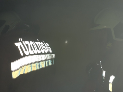 A tűzoltók a sűrű füstben