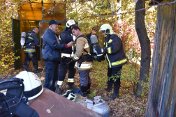 Légzőpalackok levétele segítséggel
