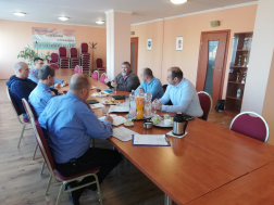 A megjelent vezetők egyeztetnek