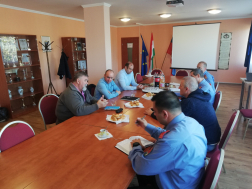 A megjelent vezetők egyeztetnek