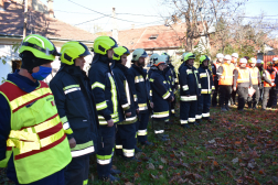 az önkéntesek felsorakoztak