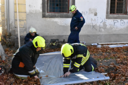 fóliát vágnak az önkéntesek a tetőre
