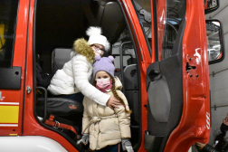 gyermekek a tűzoltó autóban