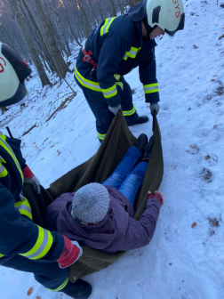 sérült túrázót cipelnek a tűzoltók