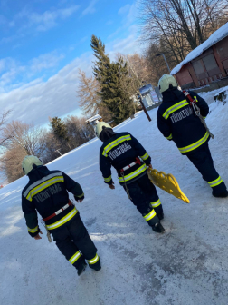 mentésre indulnak a tűzoltók boarddal