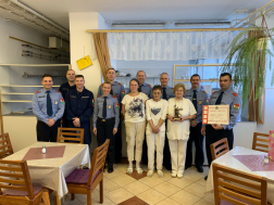 Konyha dolgozók és a tűzoltók