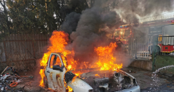 Hatvani tűzoltó égő gépjárművet olt