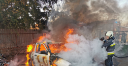 Hatvani tűzoltó égő gépjárművet olt