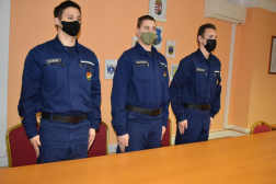 három újonc tűzoltó