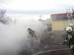 Gyöngyösi tűzoltók oltják a házat