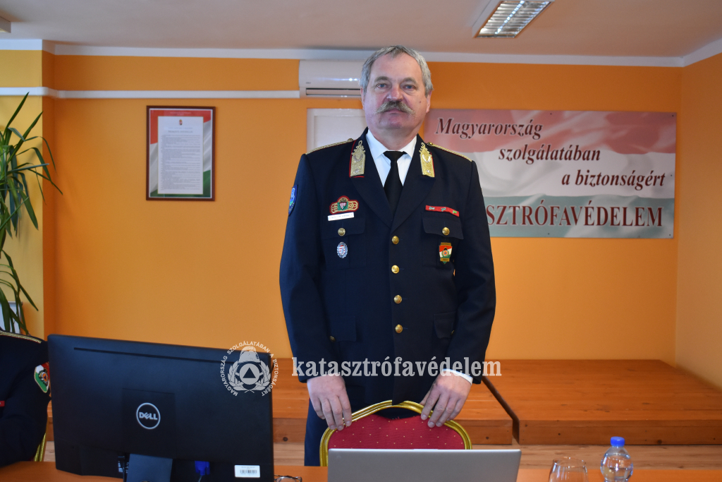 Igazgató Úr a képen