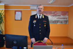 Igazgató Úr a képen