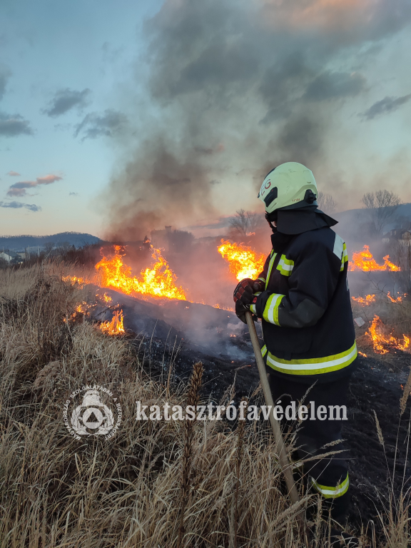 Oltja a lángokat a tűzoltó