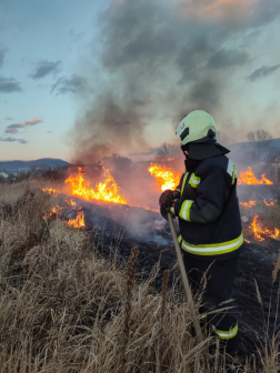 Oltja a lángokat a tűzoltó