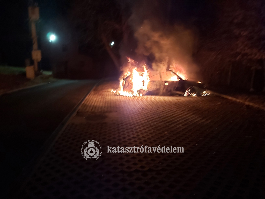 Oltják az autót az önkormányzati tűzoltók