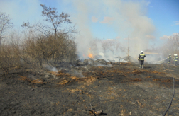 vegetációs tűzesetnél oltanak a füzesabonyi tűzoltók