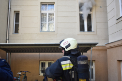 tűzoltó a égő konyha alatt készenlétben