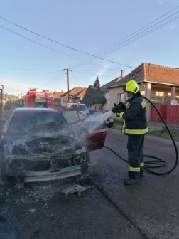 Gépjárműtüzet oltanak a gyöngyösi tűzoltók