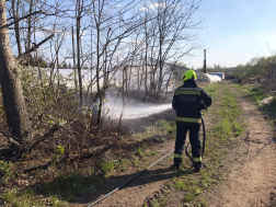 Hatvani tűzoltók oltják a fóliasátarakat