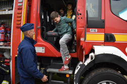 Fiatalok a tűzoltó autóban