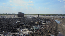 Hatvani tűzoltók a hulladéklerakó területén oltanak