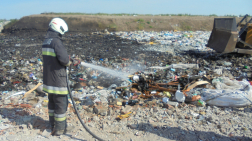 Hatvani tűzoltók a hulladéklerakó területén oltanak