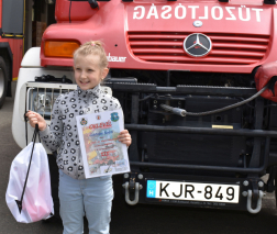 Fénykép a tűzoltó gépjárművel - nyertes kislány