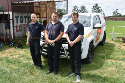 Abasári önkéntesek a gépjármű előtt