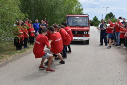 fiatalok húzzák a kis tűzoltó autót