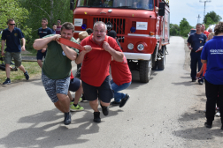 önkéntes csapat a gépjárművük előtt
