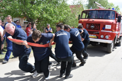 Önkéntesek húzzák a fecskendőt
